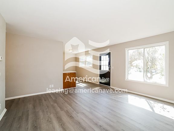 1296404_005_living_room_14011472.jpg