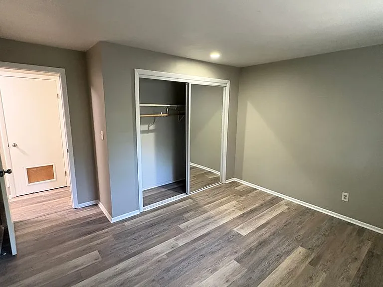 Peoria Place Apartments — Photo 8