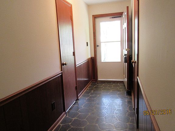 Foyer w 2 Guest Closets