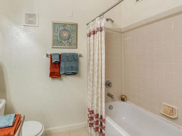 Windsong Apartments — Photo 25