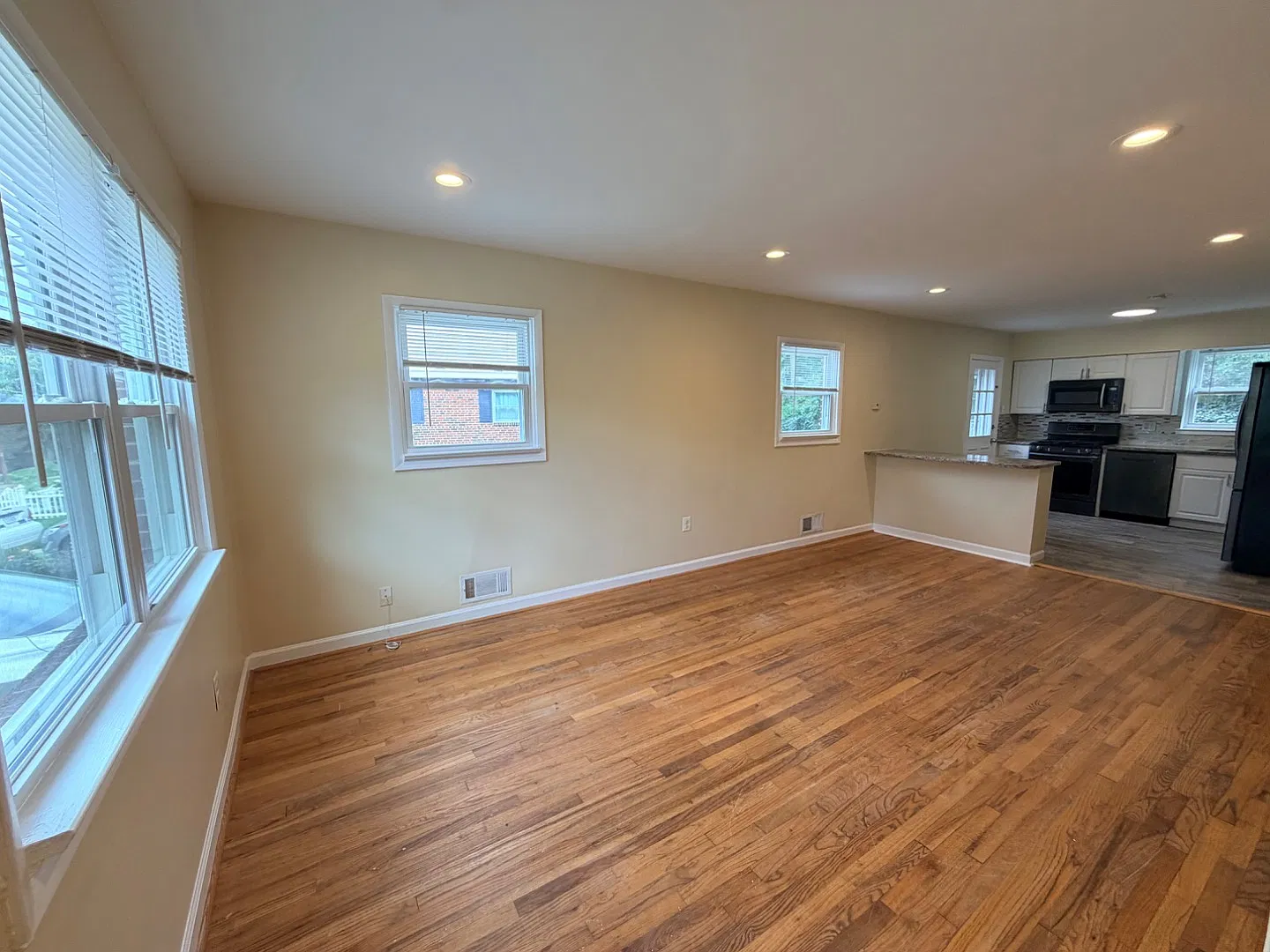 Beautiful Home, Incredible Location, and Just Steps from the Huntington Metro! — Photo 4
