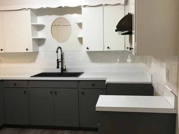 8707 W 70th St, Overland Park, KS 66204
