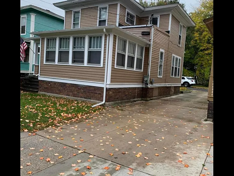 1106 S Park St — Photo 2