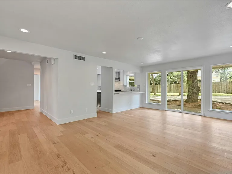 1305 Kenwood Ave — Photo 5