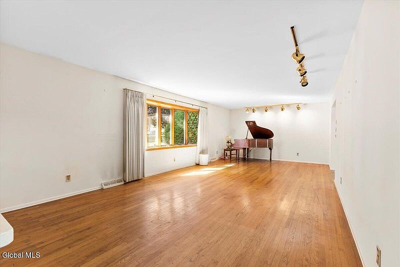 4th image of 50 Emerick Lane
