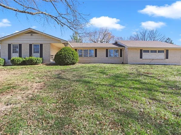 2 Maple Cir, Smithville, MO 64089