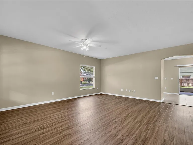 10825 Newbridge Dr — Photo 9