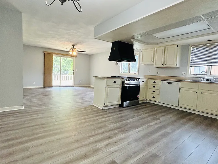 3204 Forsyth Dr — Photo 4