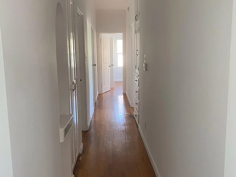 1453 1/2 N Mansfield Ave — Photo 9