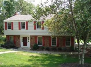 624 Robinhood Ln, Canonsburg, PA 15317