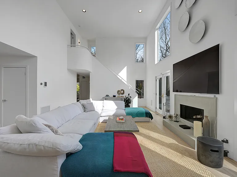 9 Todd Dr — Photo 3