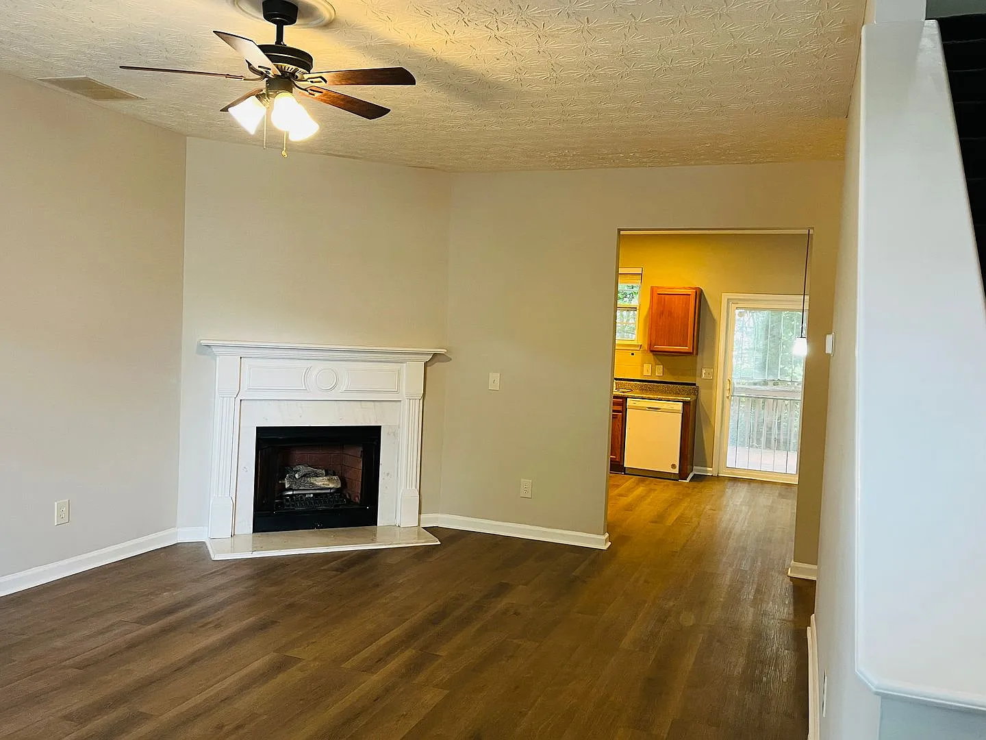 Great location, 4 bed, 2.5 bath, newly renovated, minutes to movie studios, and more! must see! — Photo 4