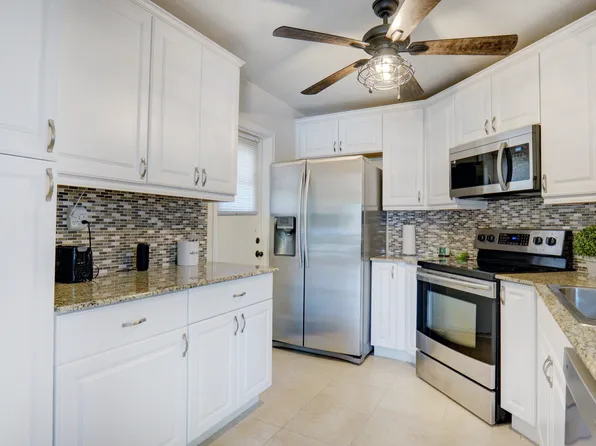 4 Greenway N #101, Royal Palm Beach, FL 33411