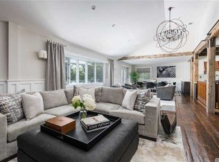 13 Dianas Cir, Roslyn, NY 11576