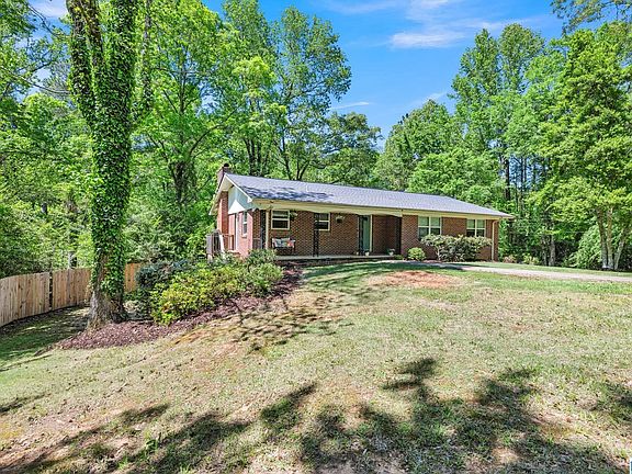 4th image of 24 Greenwood Cir