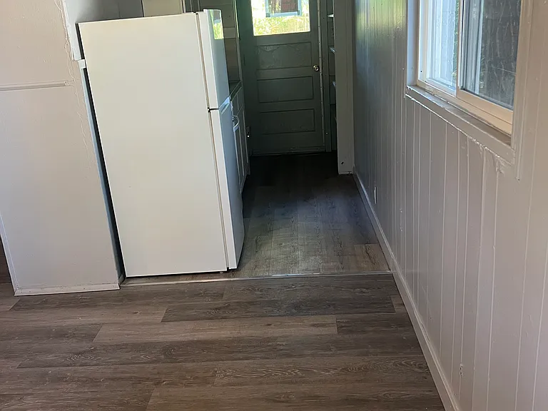 915 E 2nd St #1 — Photo 6