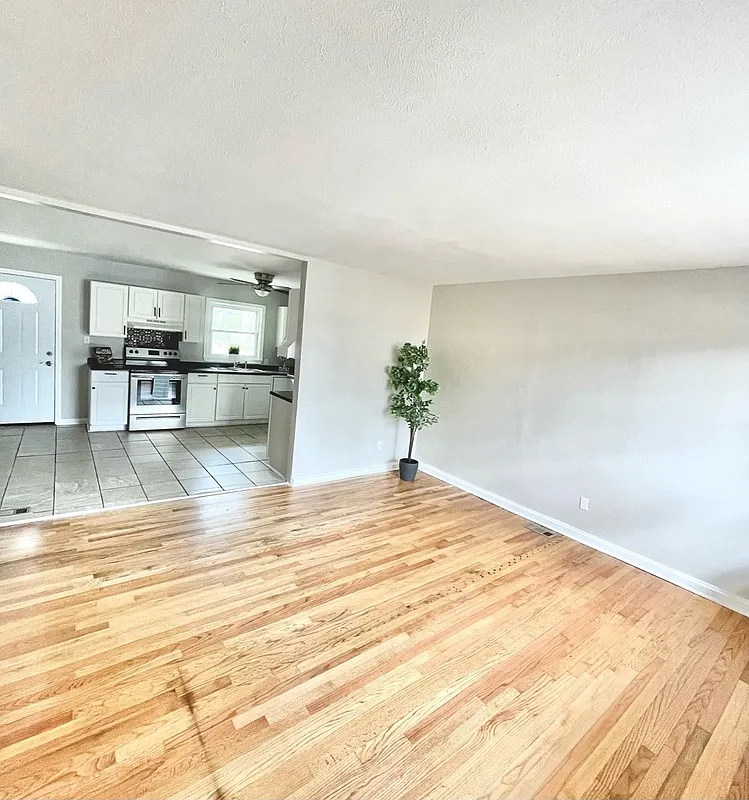 4 bed, 2.0 bath, 1392 sqft, $1,650 — Photo 2