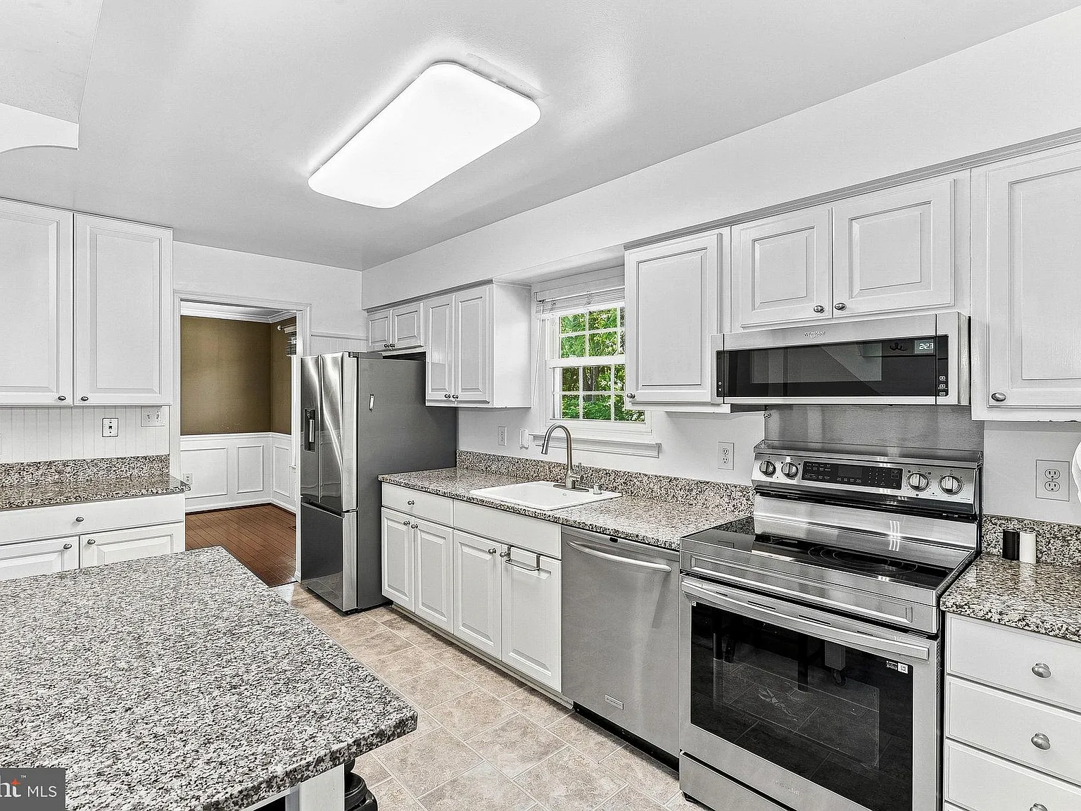 4 bed, 2.5 bath, 2304 sqft, $4,000 — Photo 3