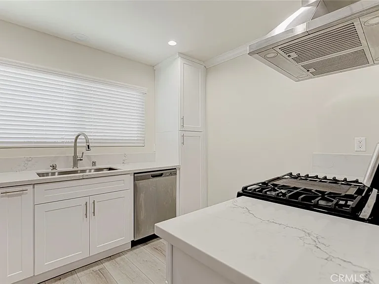 7409 Woodman Ave — Photo 18