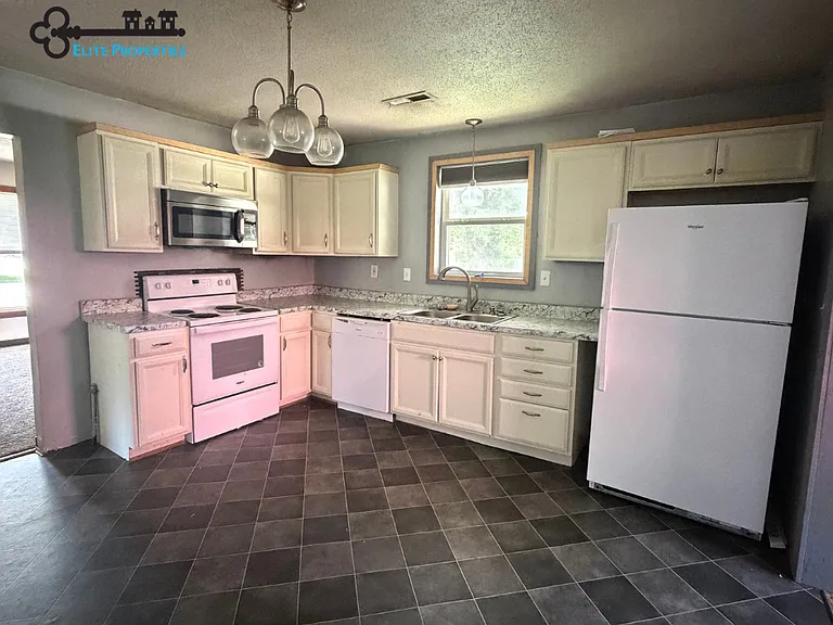141 Jasper St — Photo 5