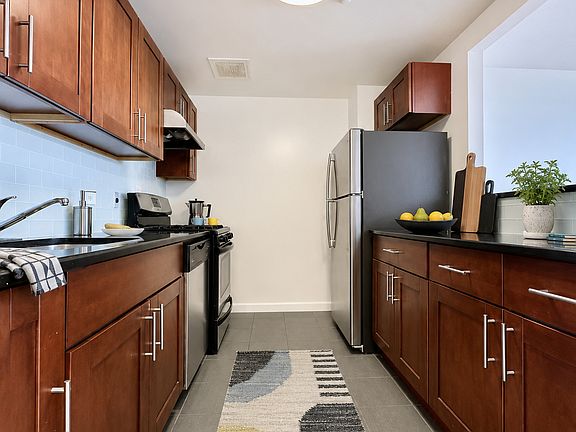 2nd image of 4469 Broadway Unit 413