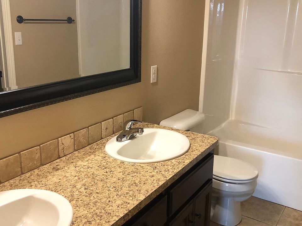 2nd image of 6006 White Oak Cir #6006
