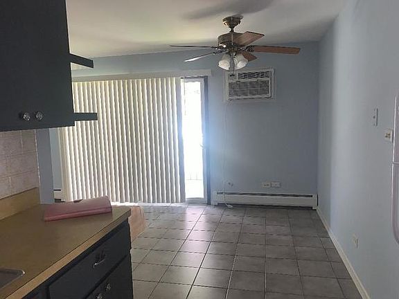5th image of 821 S La Grange Rd #204