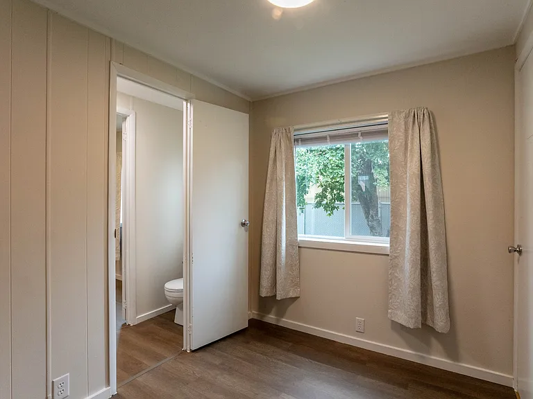 2907 N Howard St — Photo 11