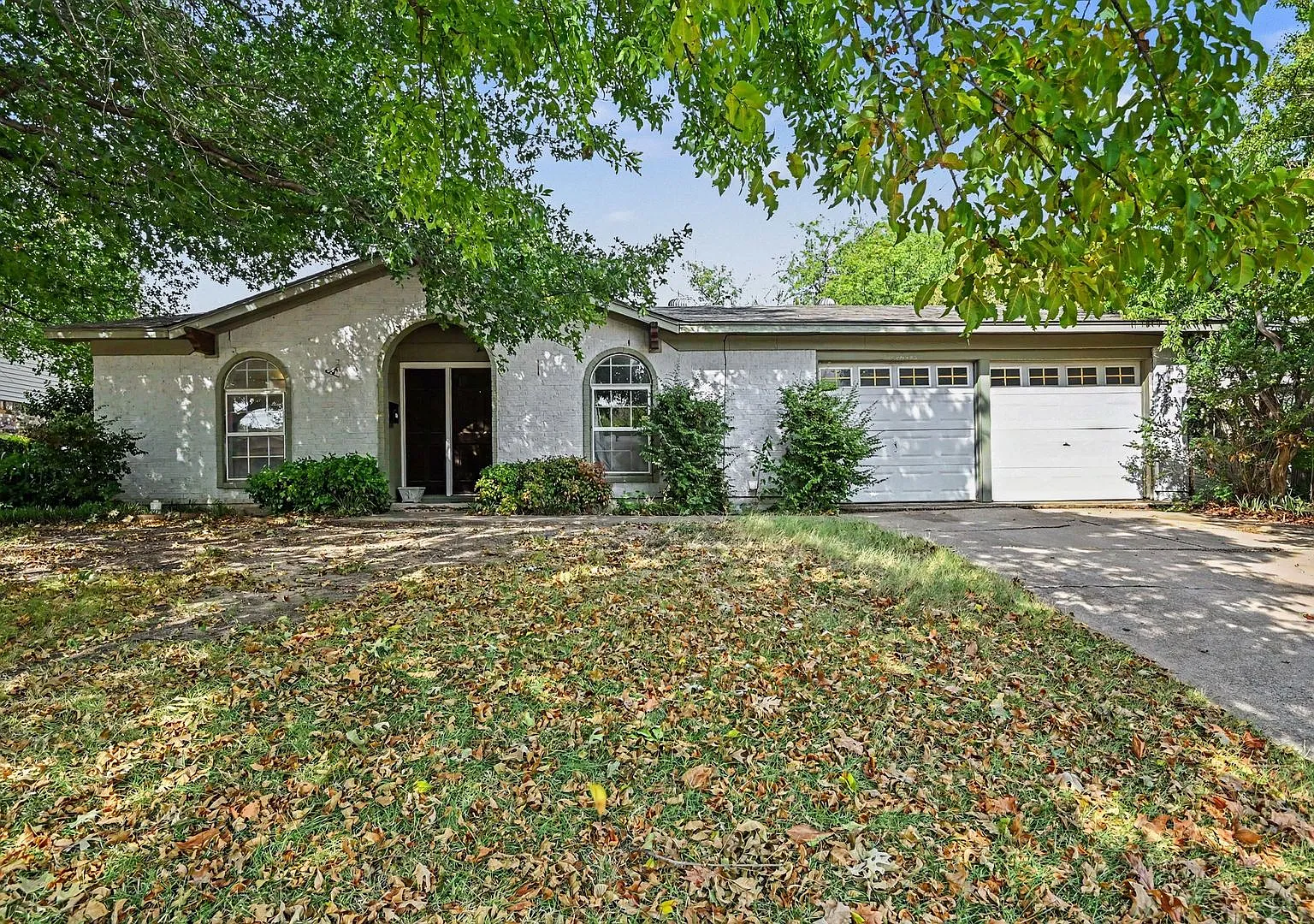 Nestled in a prime Fort Worth location, this charming 3-bedroom, 2-bathroom single-family home of... — Photo 1