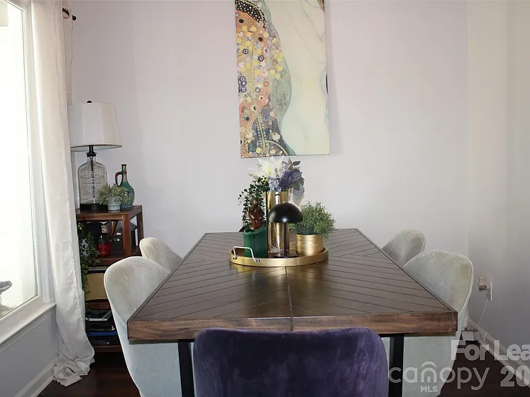 430 Queens Rd — Photo 10