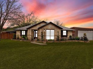 768 County Road 664, Devine, TX 78016