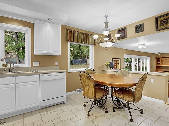 3rd image of 8053 Thornhurst Dr