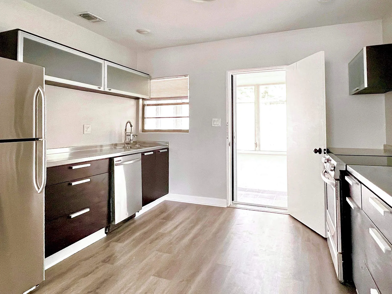2 bed, 1023 sqft, $2,100 — Photo 4