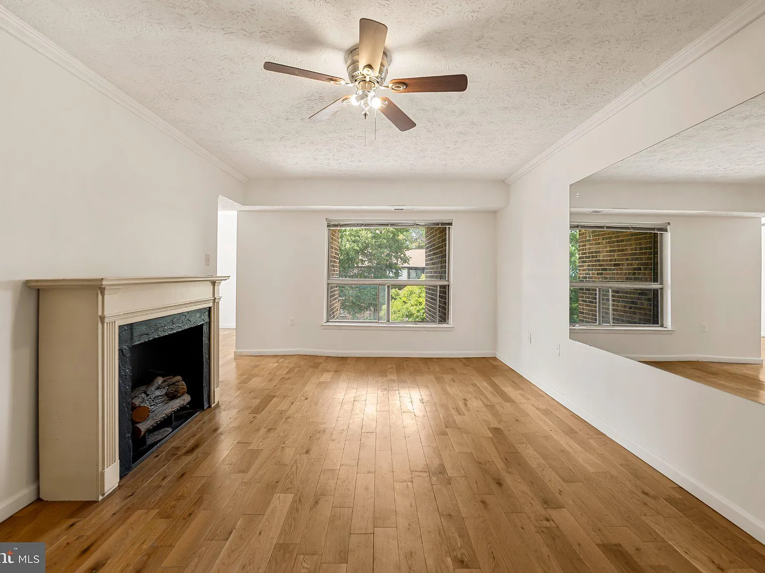 3 bed, 2.0 bath, 1420 sqft, $2,495 — Photo 3