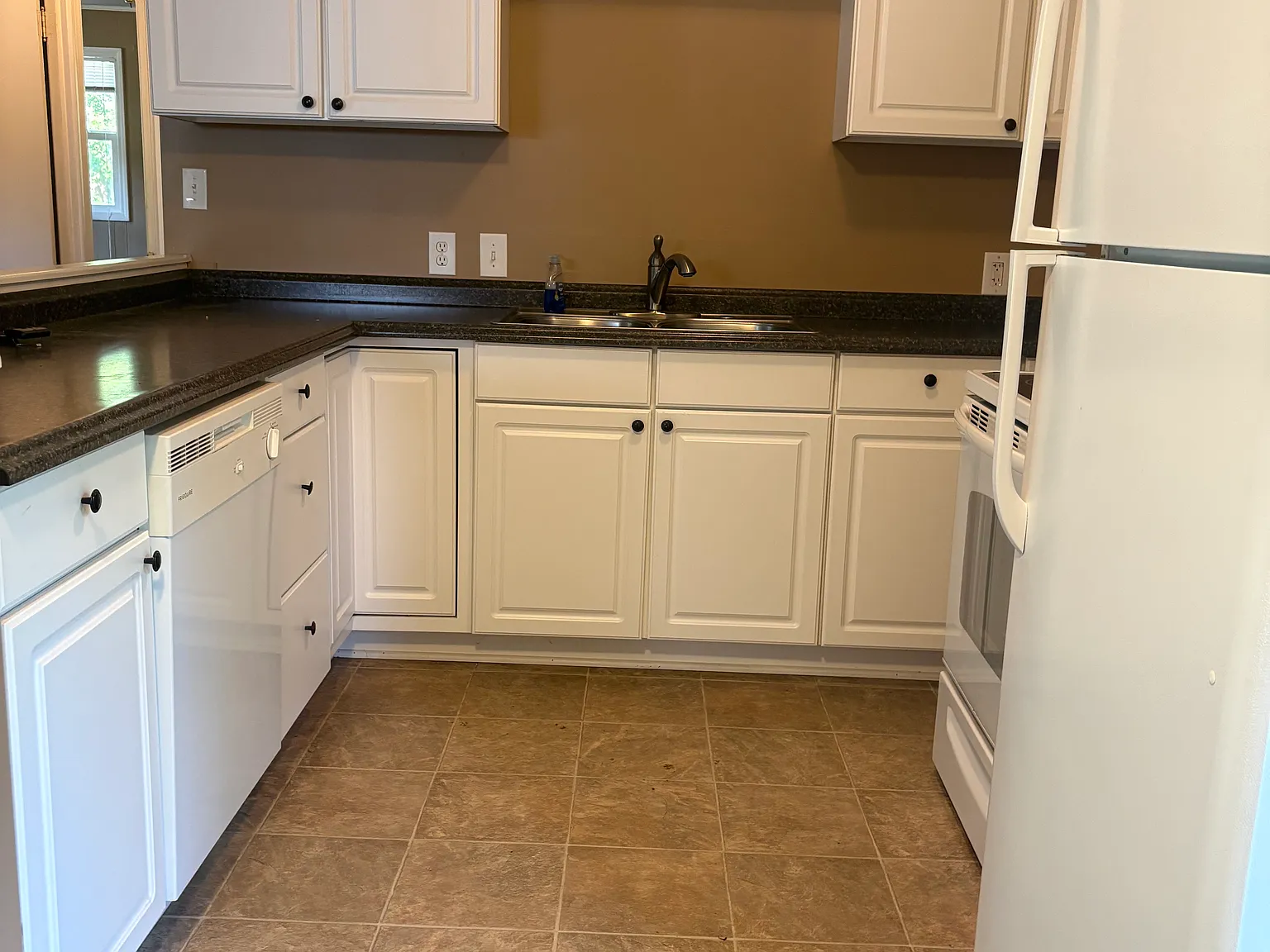 3 bed, 850 sqft, $1,600 — Photo 4