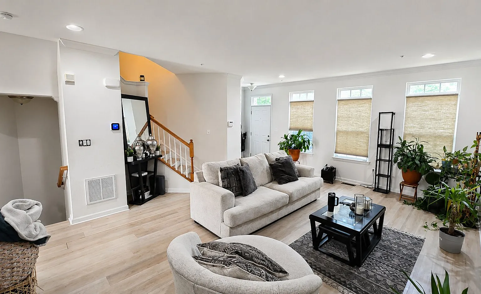 Outstanding 3BR TH for Rent — Photo 2