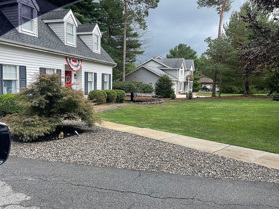 2nd image of 186 Tannenbaum Way