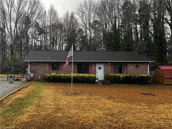 3993 & 3997 Valley Dr, Sophia, NC 27350