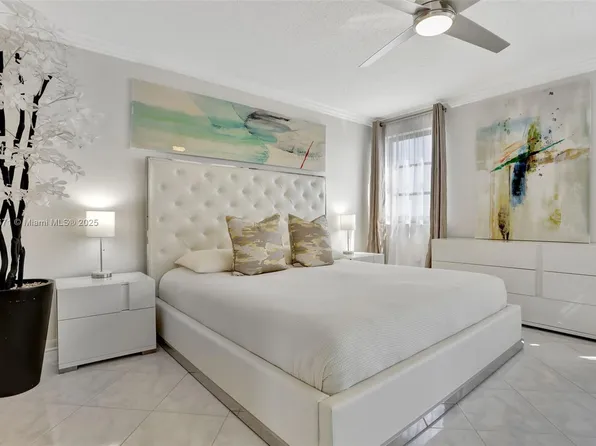 2240 N Cypress Bend Dr APT 704, Pompano Beach, FL 33069