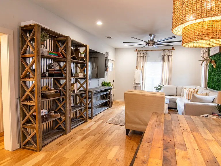 705 W Elsmere Pl — Photo 2