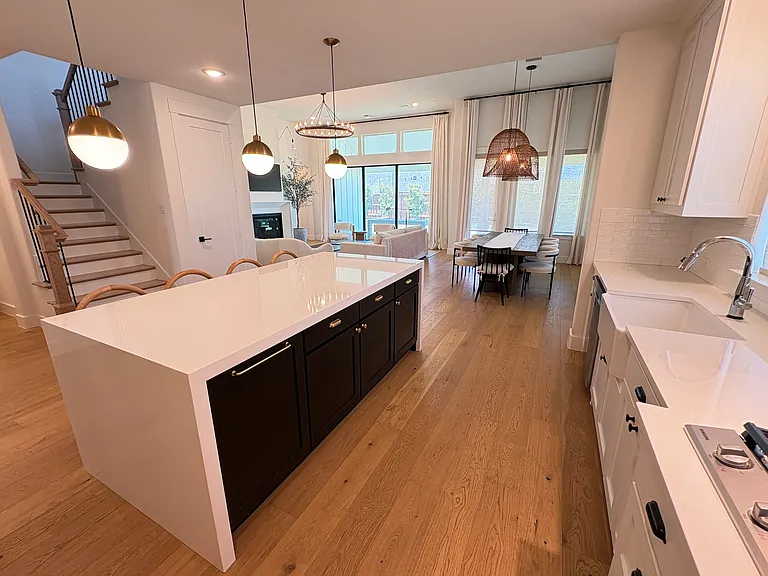 1451 Maplewood Dr — Photo 11