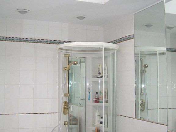 EXTRA-LARGE BATHROOM