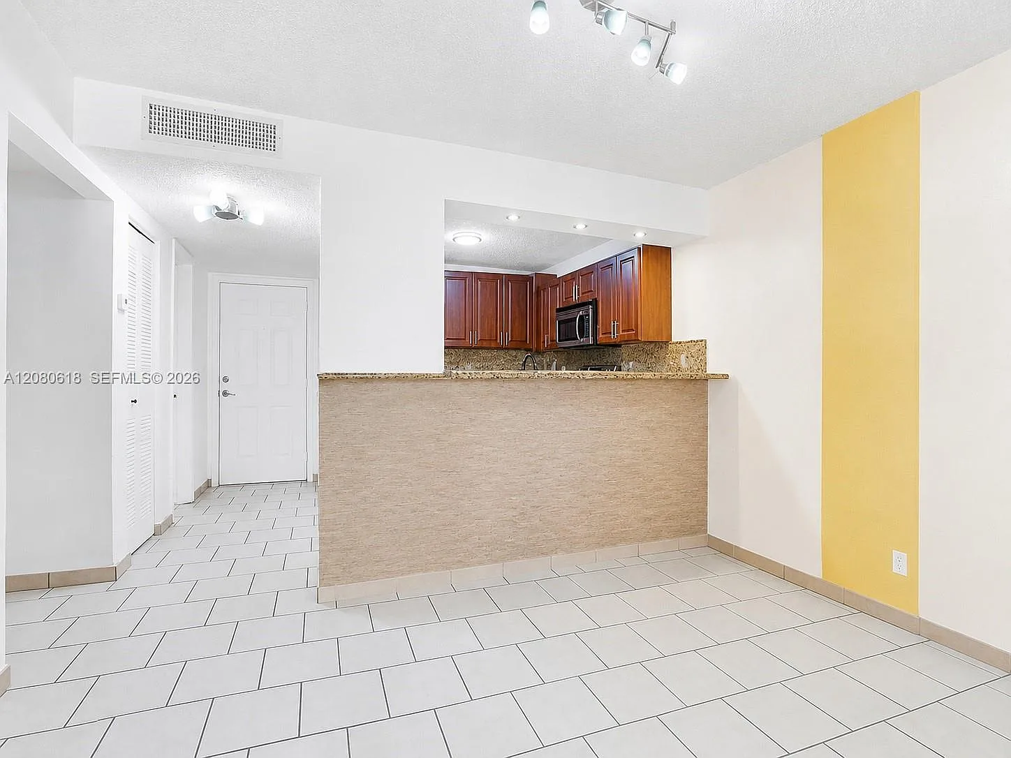Palm-East Gardens Condo — Photo 4