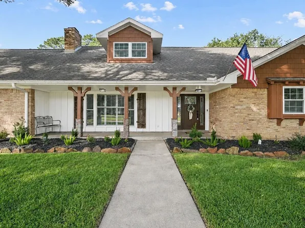1801 McGinnis Dr, Pearland, TX 77581