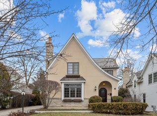 33 Washington Cir, Lake Forest, IL 60045