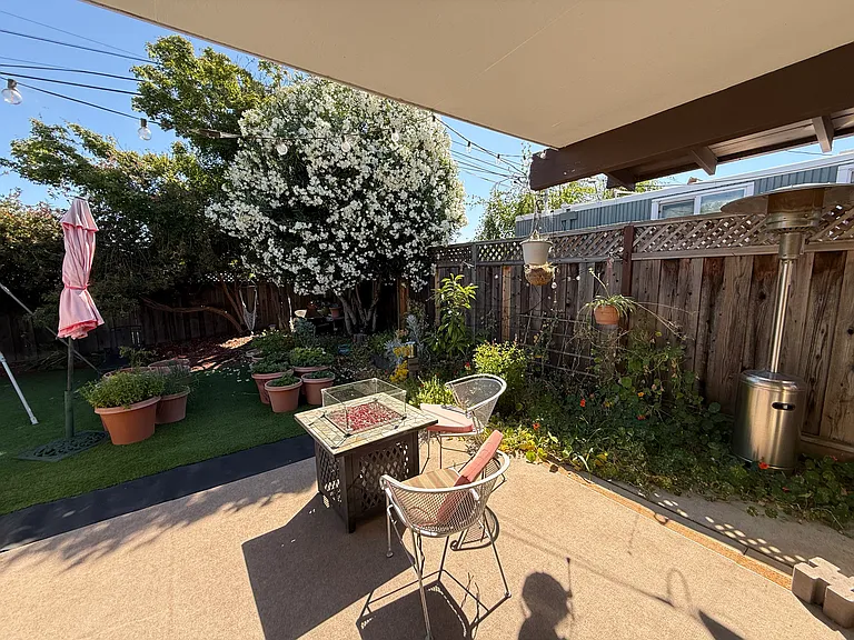 Garden and patio - lots of sunny warm days in Redwood City