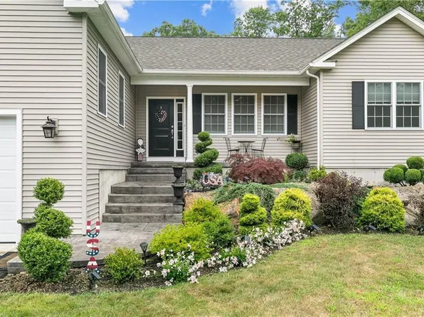 11 Carriage Hill Rd, Scituate, RI 02825