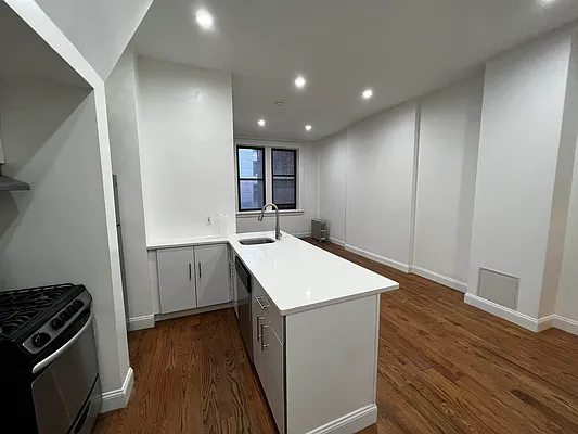 Rented by Salon Realty Corp | media 6