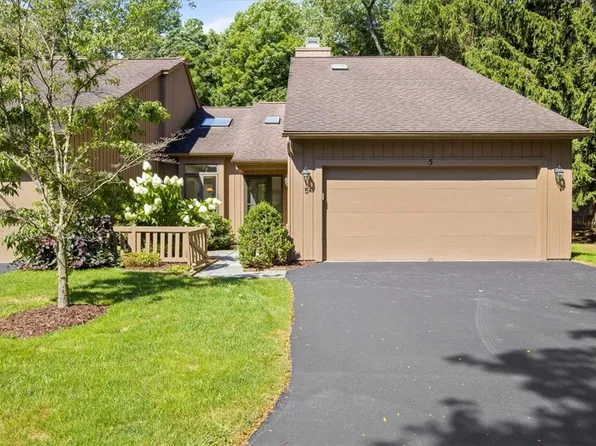 5 Circle Wood Rd, Rochester, NY 14625