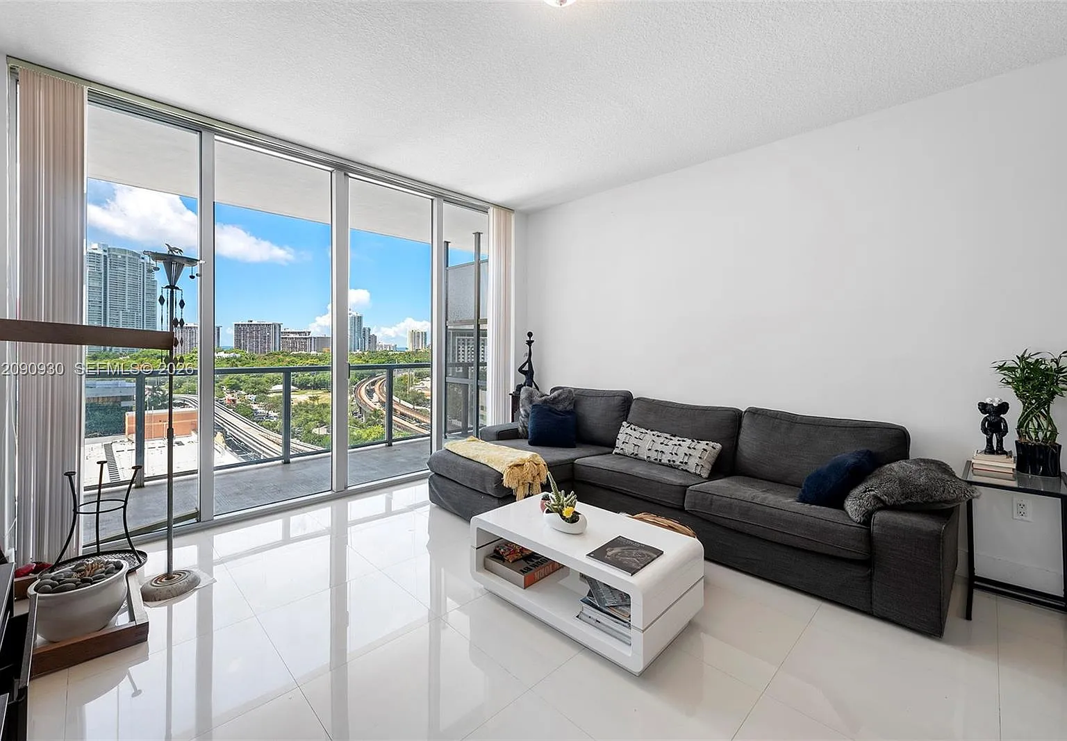 The Axis On Brickell Cond — Photo 1